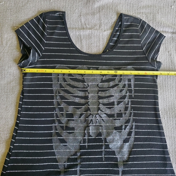 Hot Topic Glitter Rib Cage Tee - Picture 6 of 9